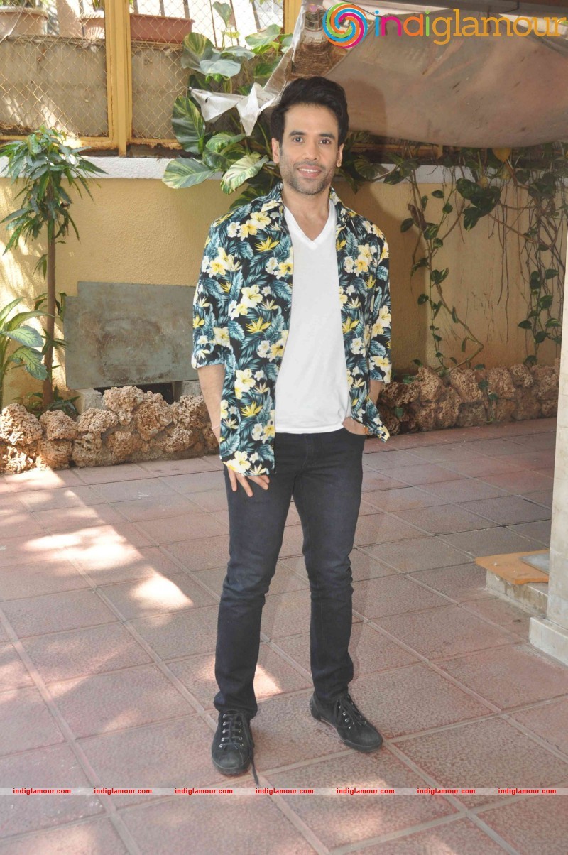 Tusshar Kapoor celebrate Holi at their Juhu residence Event hd photo