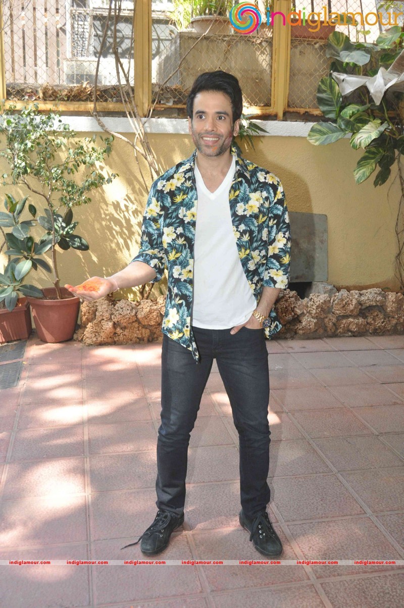 Tusshar Kapoor celebrate Holi at their Juhu residence Event hd photo