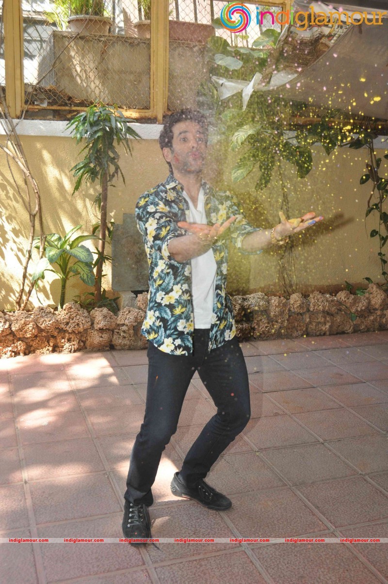 Tusshar Kapoor celebrate Holi at their Juhu residence Event hd photo