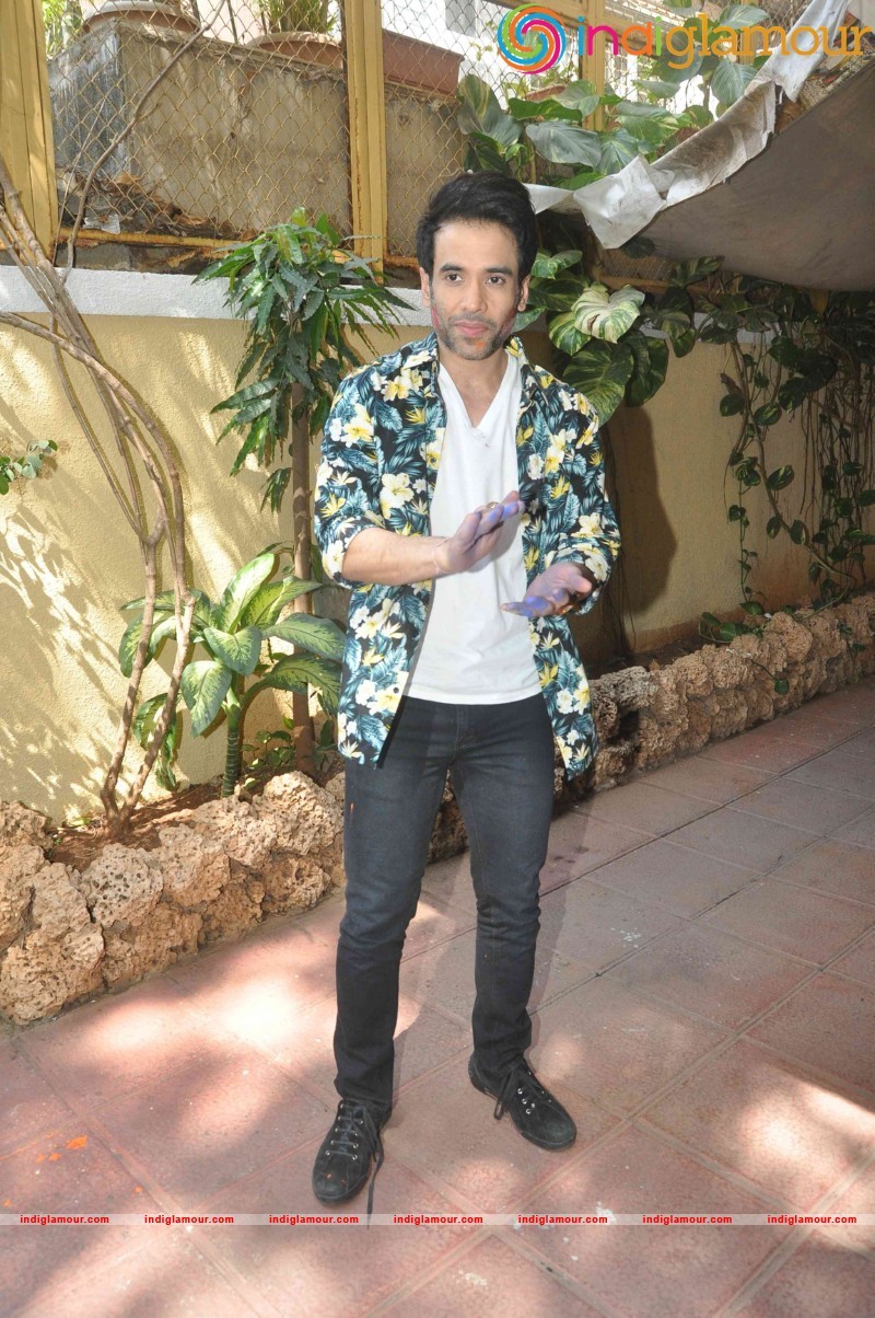 Tusshar Kapoor celebrate Holi at their Juhu residence Event hd photo