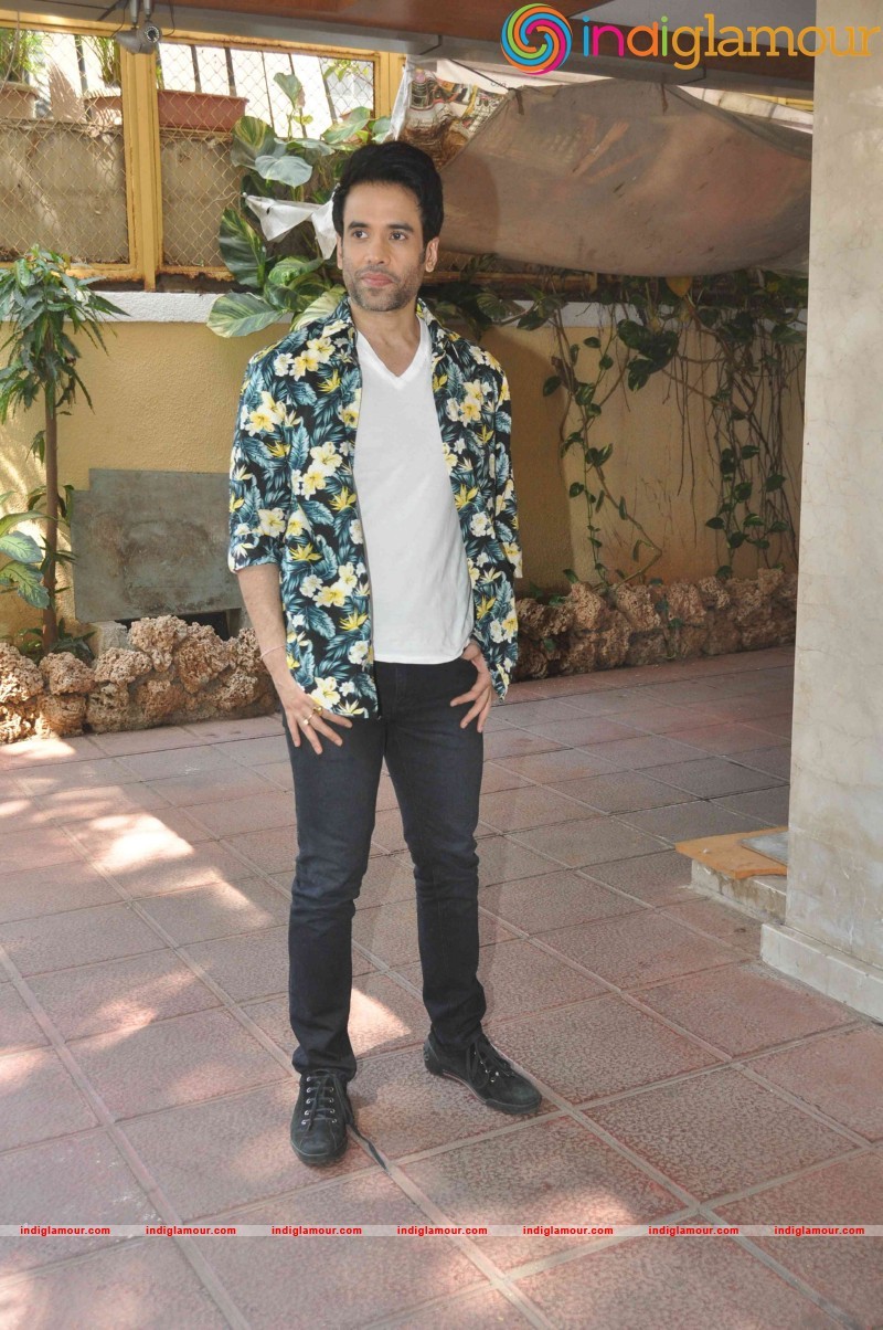 Tusshar Kapoor celebrate Holi at their Juhu residence Event hd photo