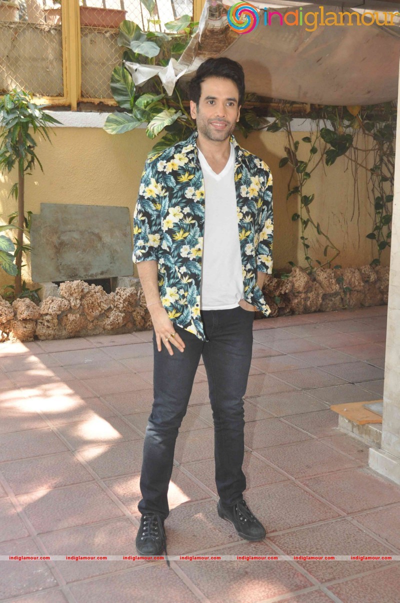 Tusshar Kapoor celebrate Holi at their Juhu residence Event hd photo