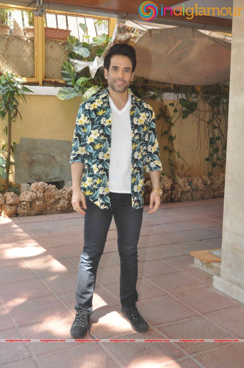 Tusshar Kapoor celebrate Holi at their Juhu residence Event hd photo