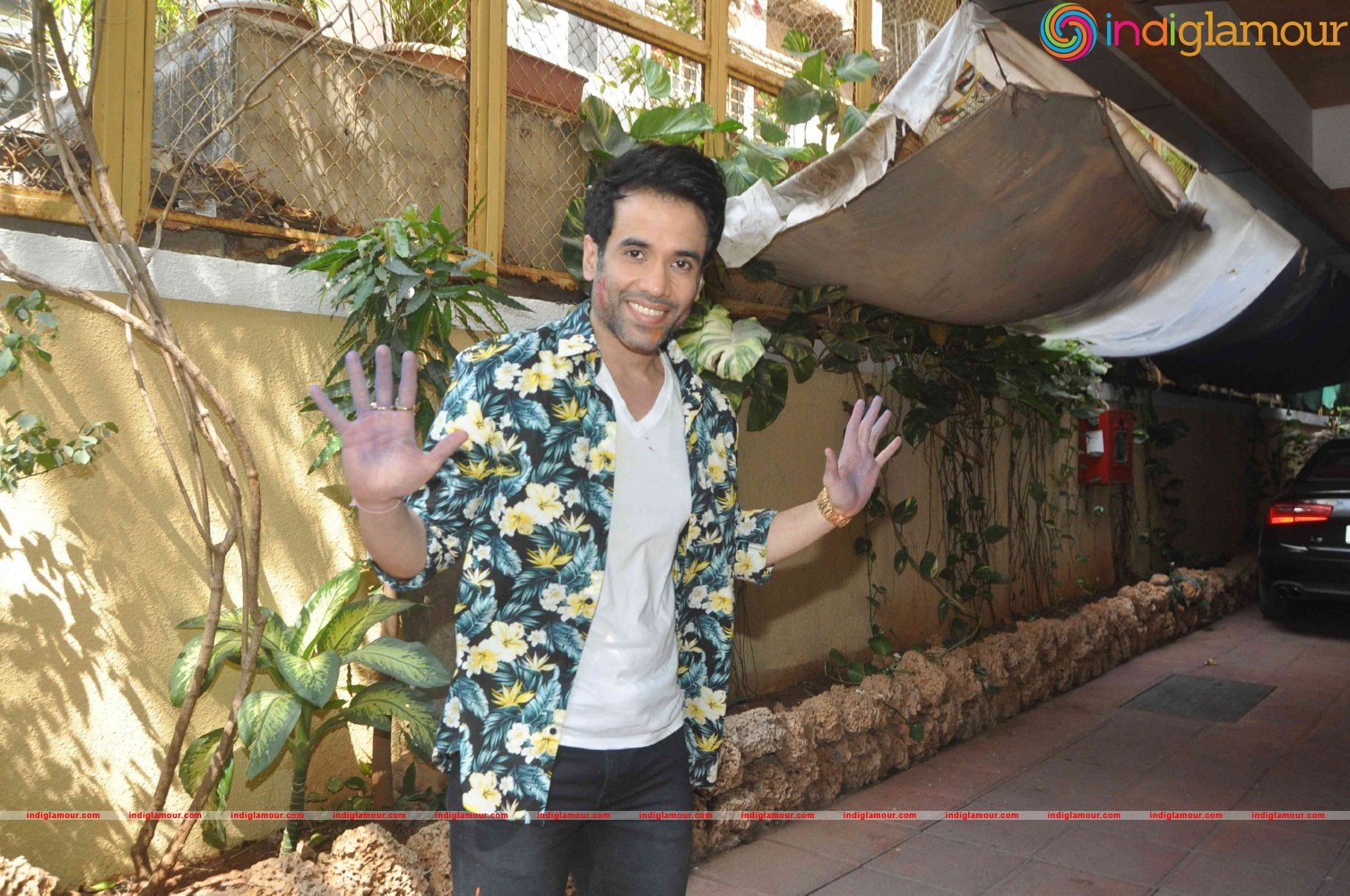 Tusshar Kapoor celebrate Holi at their Juhu residence Event hd photo