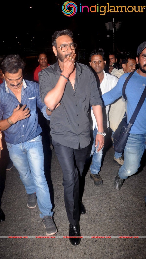 Ajay Devgan Back From Delhi After Receiving Padma Shri Event hd photo
