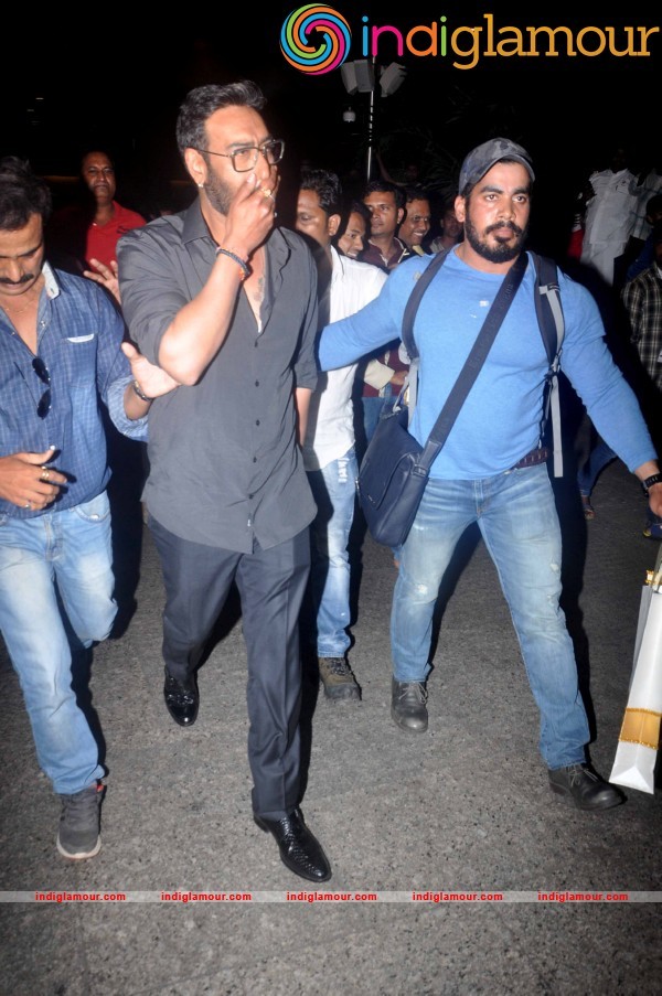 Ajay Devgan Back From Delhi After Receiving Padma Shri Event hd photo
