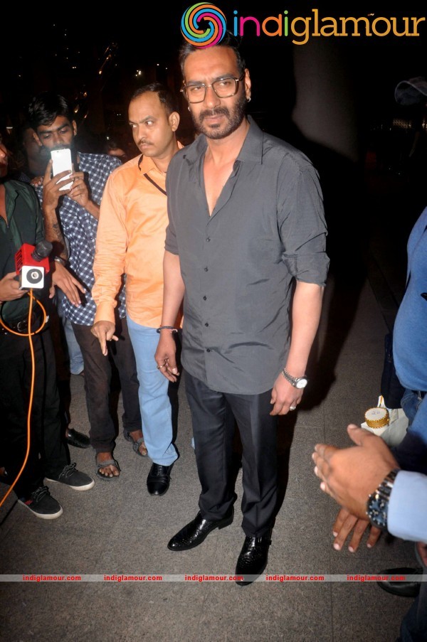Ajay Devgan Back From Delhi After Receiving Padma Shri Event hd photo