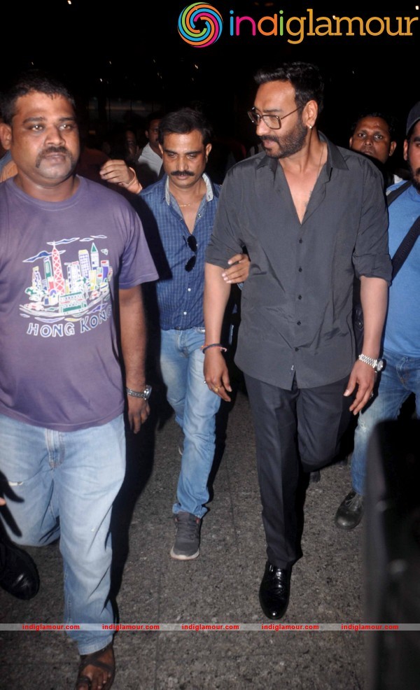 Ajay Devgan Back From Delhi After Receiving Padma Shri Event hd photo