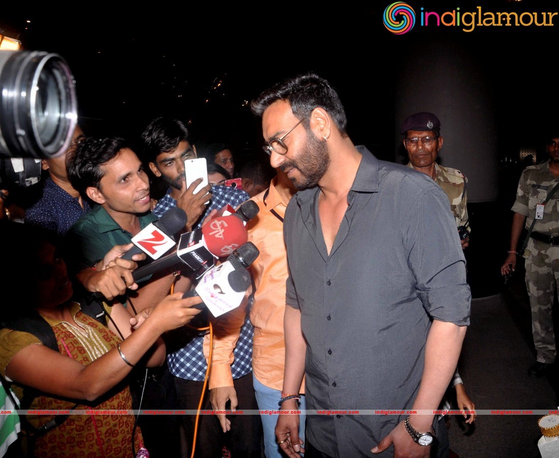 Ajay Devgan Back From Delhi After Receiving Padma Shri Event hd photo
