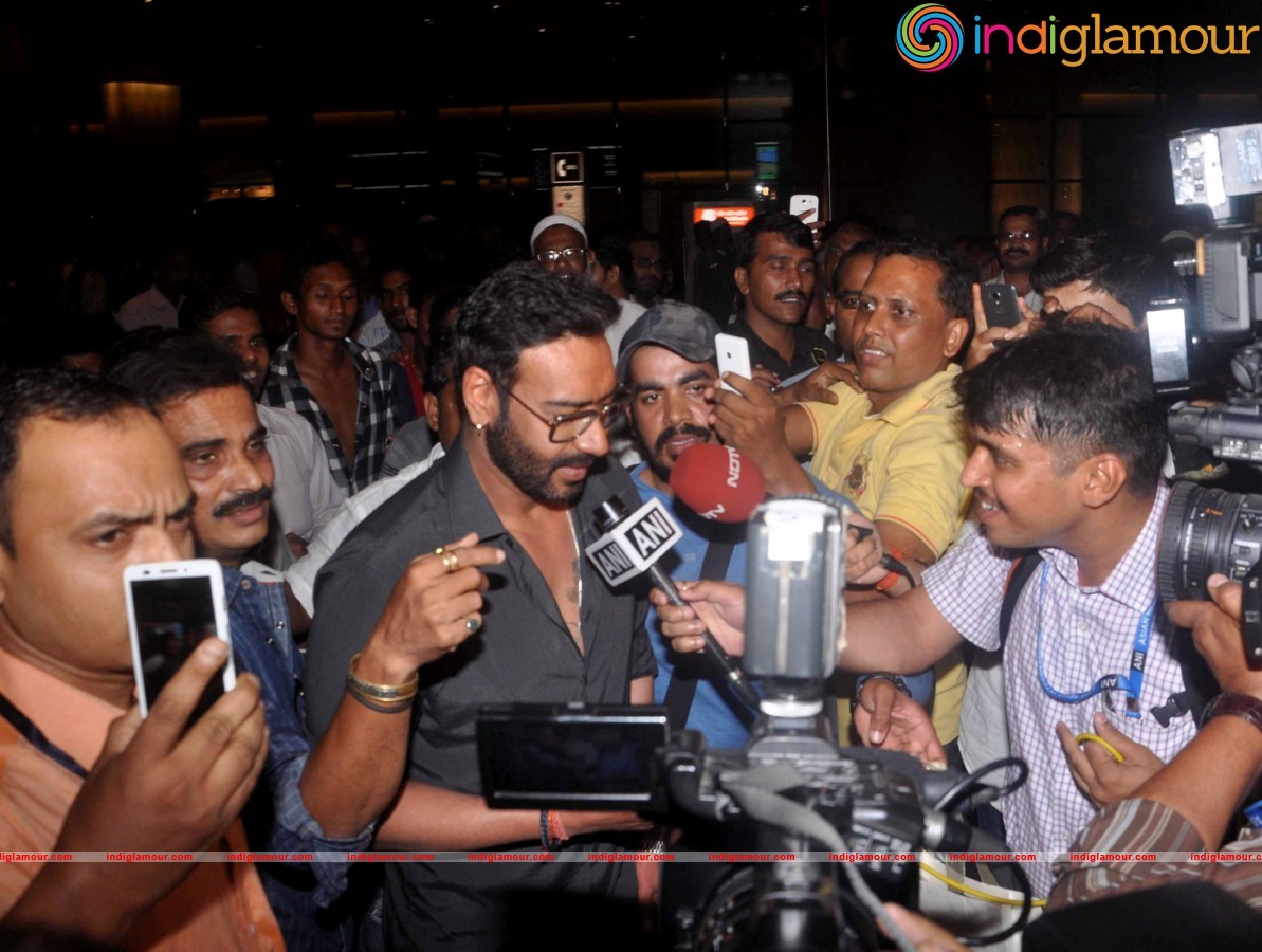 Ajay Devgan Back From Delhi After Receiving Padma Shri Event hd photo