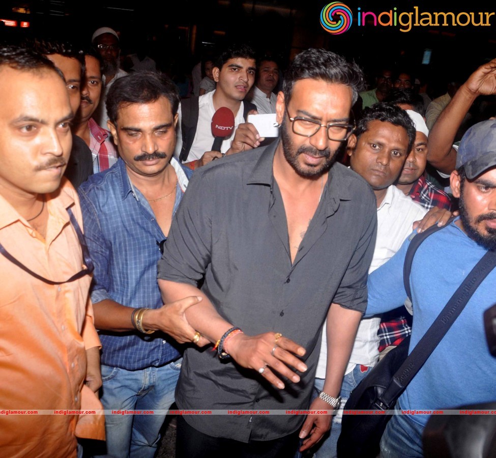 Ajay Devgan Back From Delhi After Receiving Padma Shri Event hd photo
