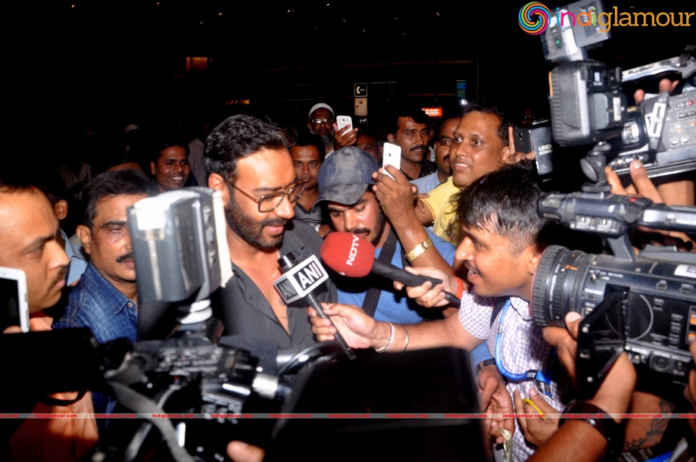 Ajay Devgan Back From Delhi After Receiving Padma Shri Event hd photo