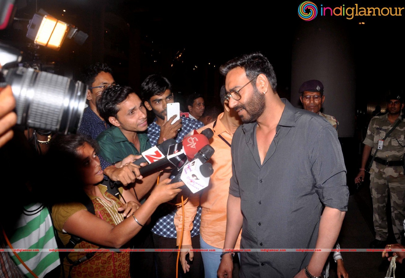 Ajay Devgan Back From Delhi After Receiving Padma Shri Event hd photo