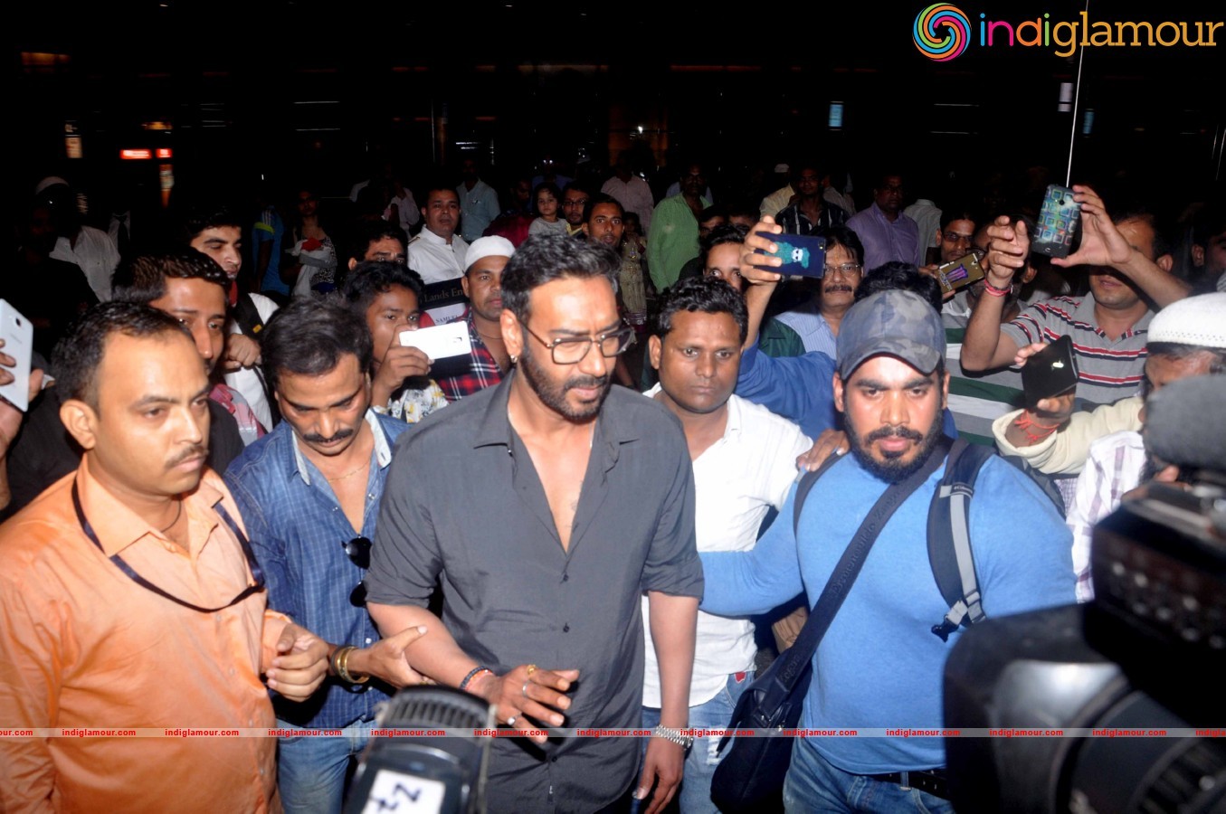 Ajay Devgan Back From Delhi After Receiving Padma Shri Event hd photo