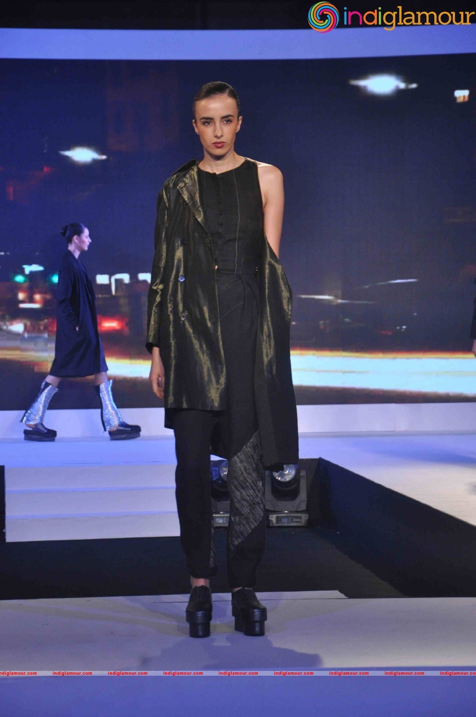 Vidyut Jamwal And Aditi Rao Hydari Walk The Ramp For The Woolmark Show Event hd photo
