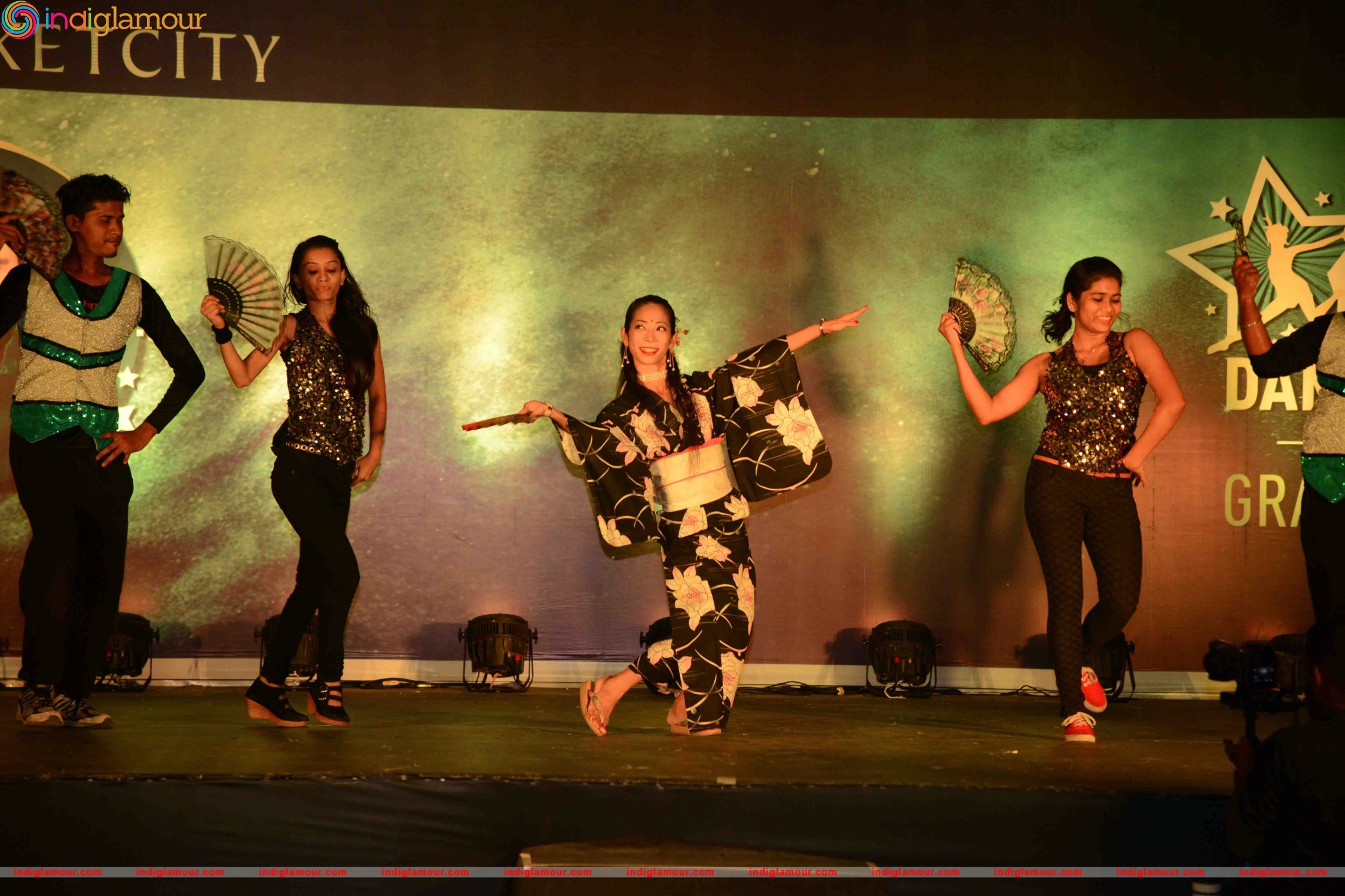 Bollywood Celebs at Grand Finale of Sandip Soparrkar Third India Dance Week Event hd photo