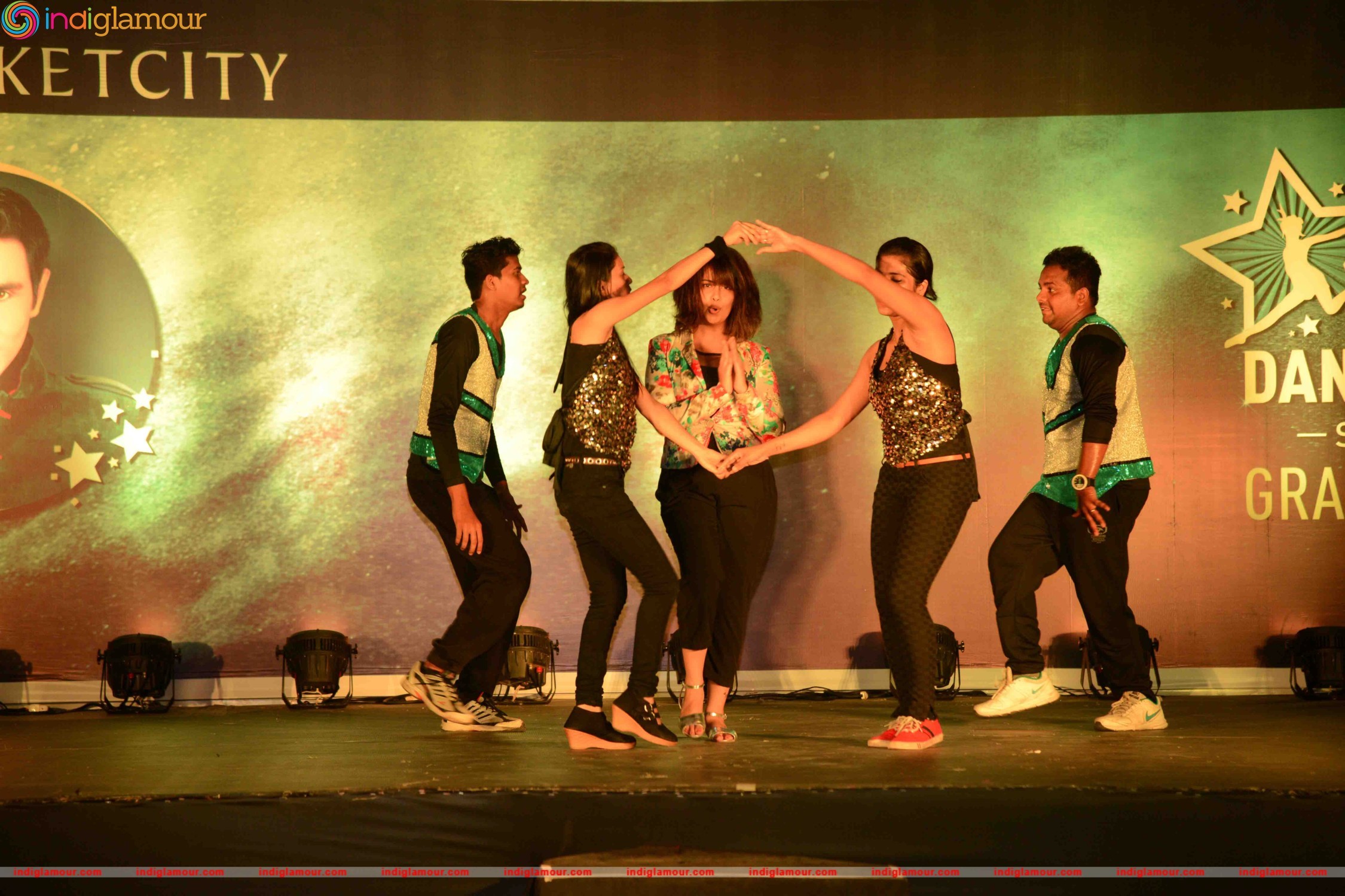 Bollywood Celebs at Grand Finale of Sandip Soparrkar Third India Dance Week Event hd photo