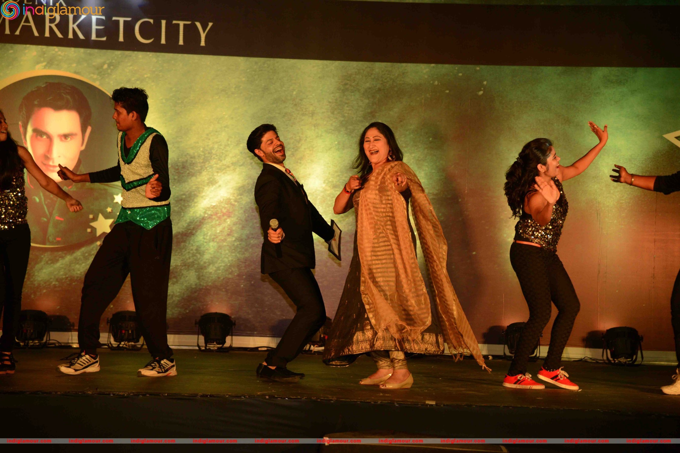 Bollywood Celebs at Grand Finale of Sandip Soparrkar Third India Dance Week Event hd photo