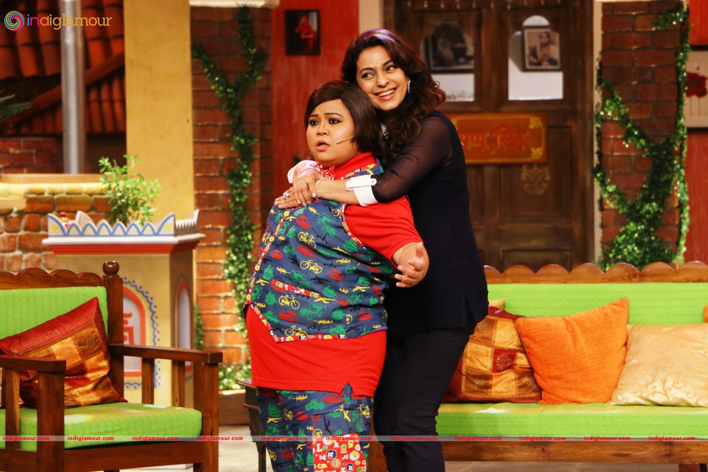 Tabu and Juhi Chawla on the Sets of Comedy Night Live Event hd photo