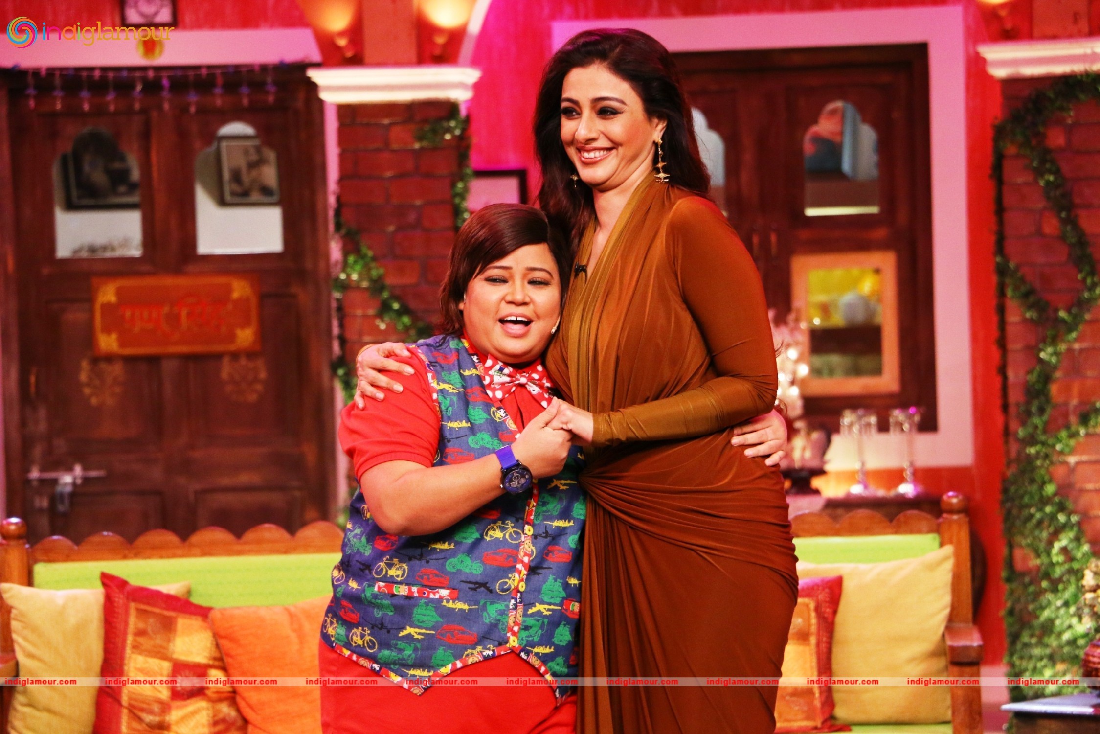Tabu and Juhi Chawla on the Sets of Comedy Night Live Event hd photo