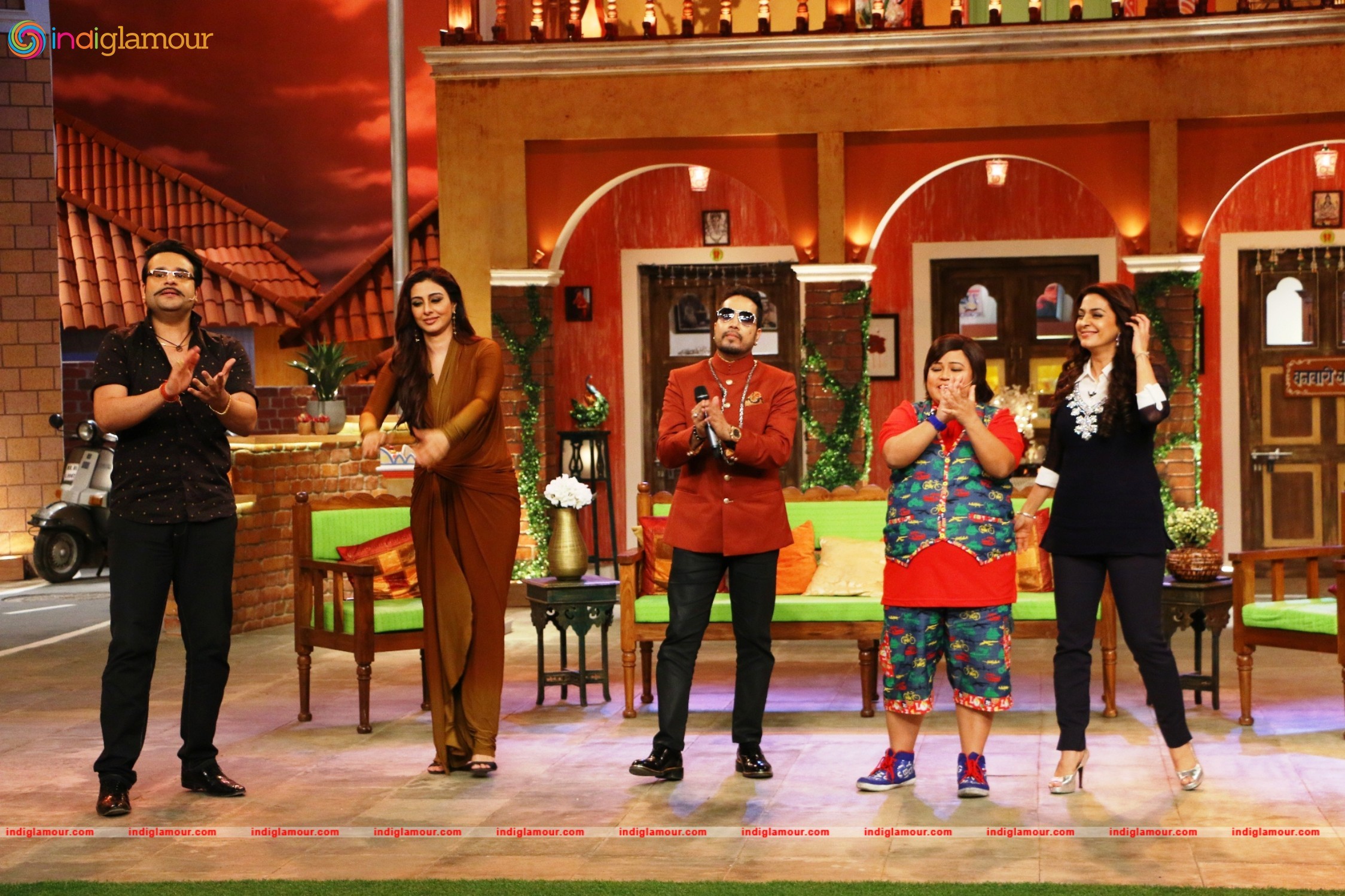 Tabu and Juhi Chawla on the Sets of Comedy Night Live Event hd photo
