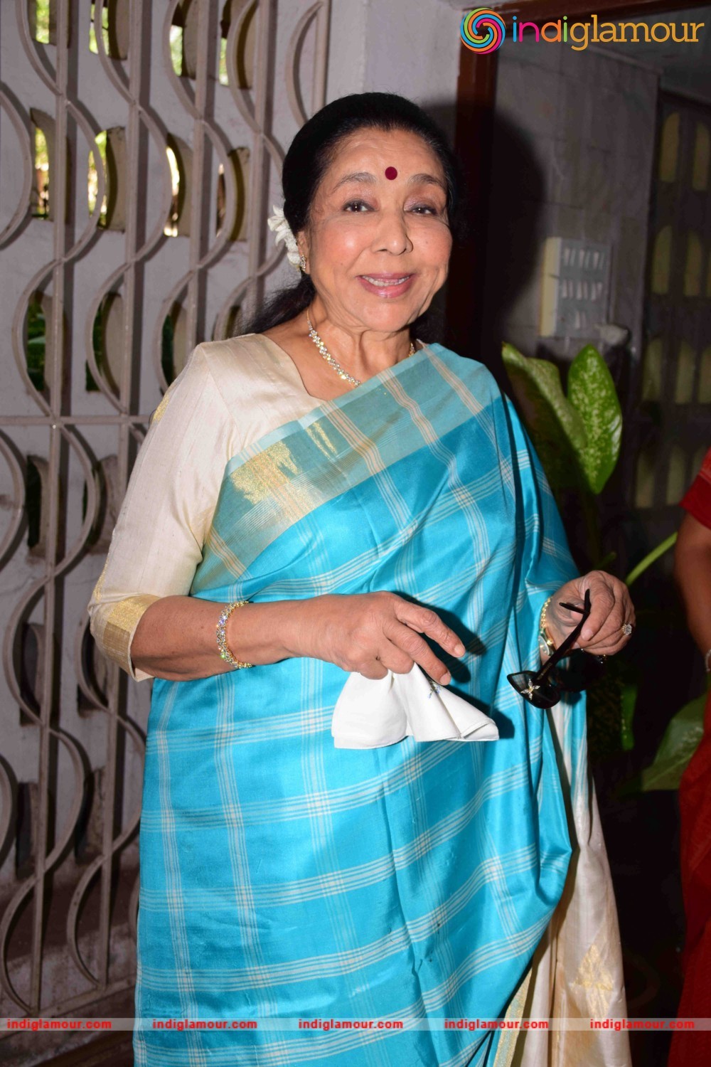 Asha Bhosle Unveil the May 2016 Issue of Society Magazine Event hd photo