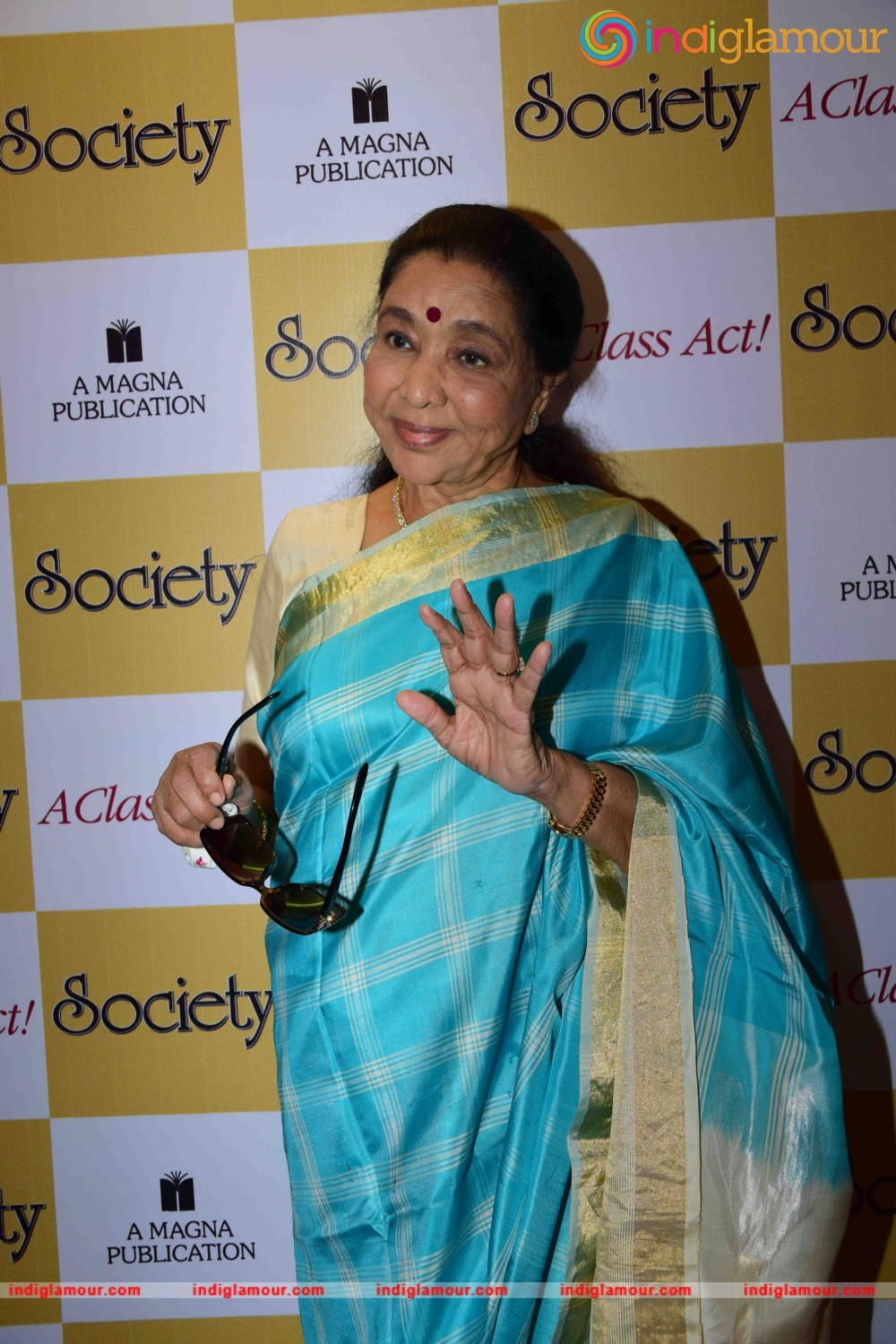 Asha Bhosle Unveil the May 2016 Issue of Society Magazine Event hd photo