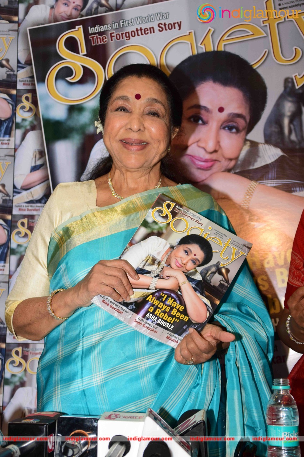 Asha Bhosle Unveil the May 2016 Issue of Society Magazine Event hd photo