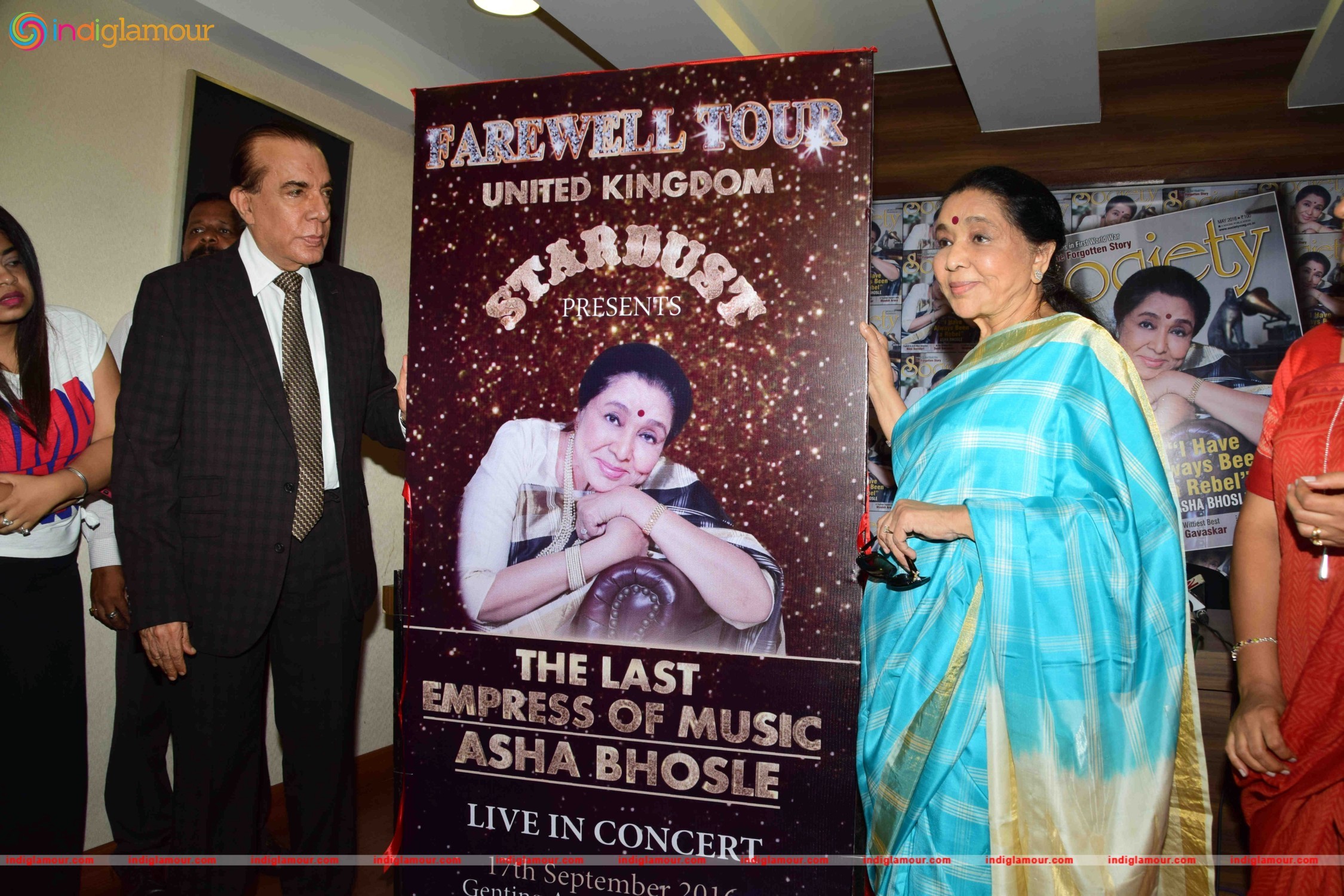 Asha Bhosle Unveil the May 2016 Issue of Society Magazine Event hd photo