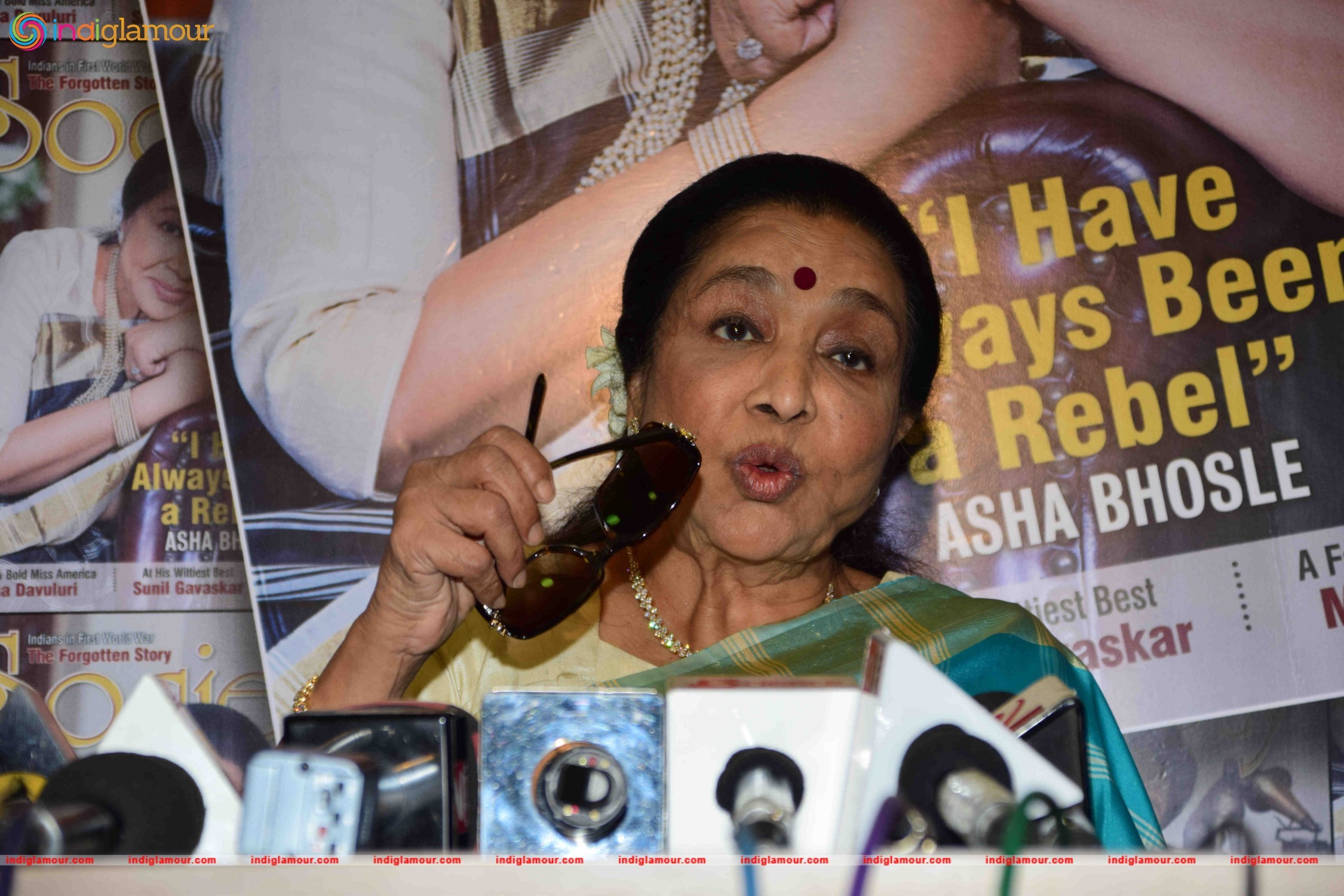 Asha Bhosle Unveil the May 2016 Issue of Society Magazine Event hd photo