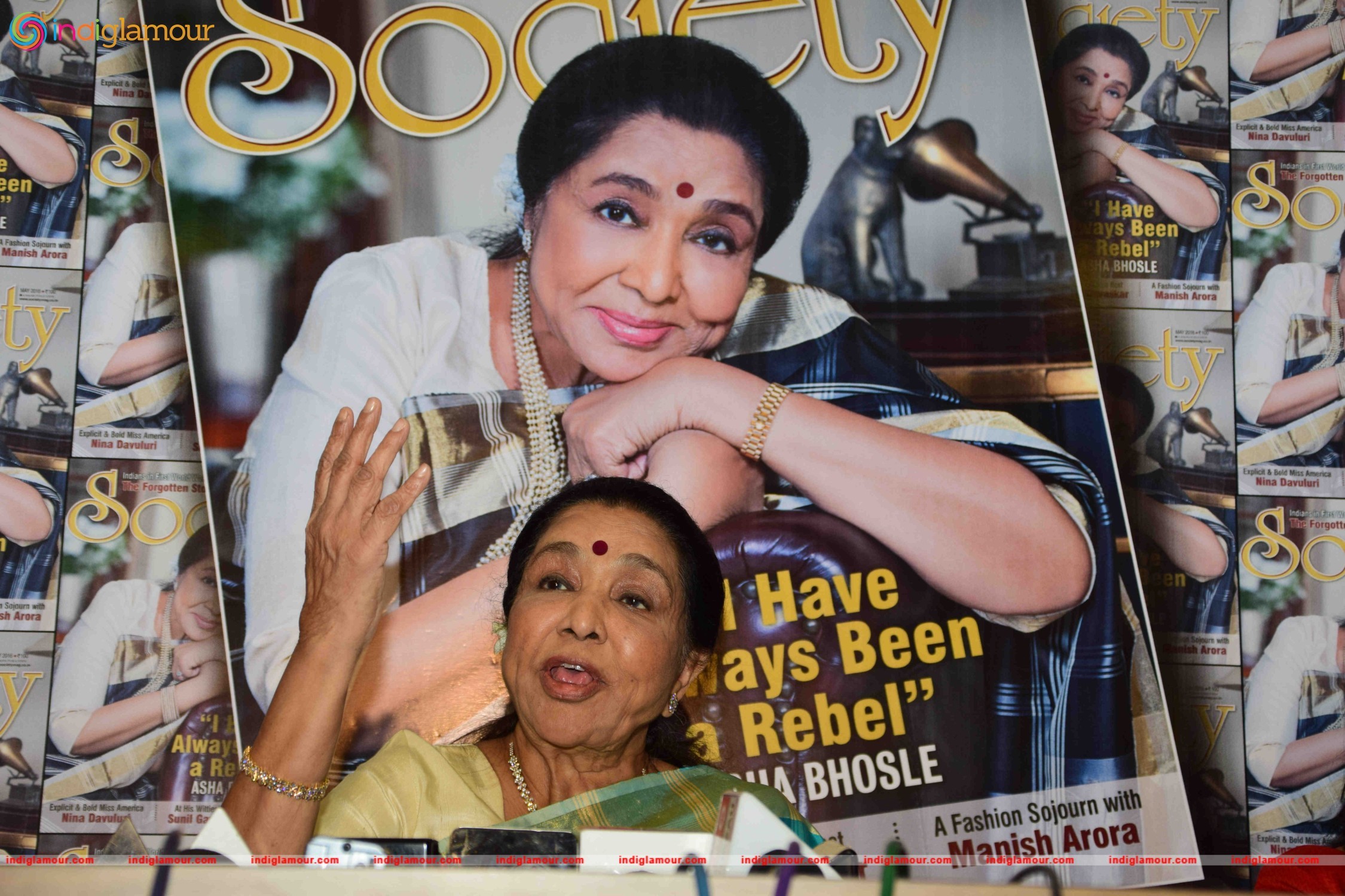 Asha Bhosle Unveil the May 2016 Issue of Society Magazine Event hd photo