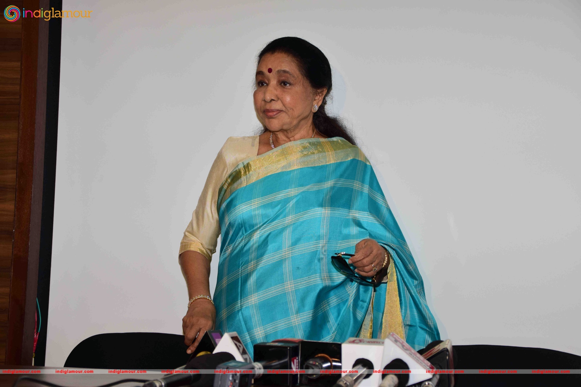 Asha Bhosle Unveil the May 2016 Issue of Society Magazine Event hd photo