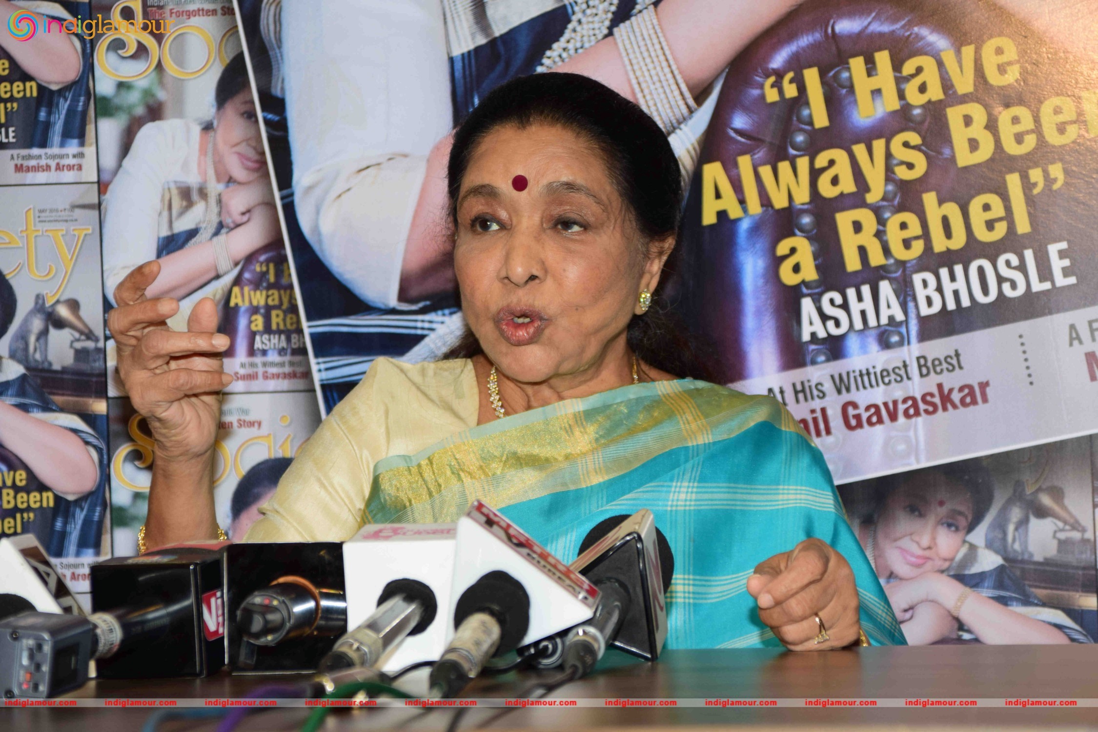 Asha Bhosle Unveil the May 2016 Issue of Society Magazine Event hd photo