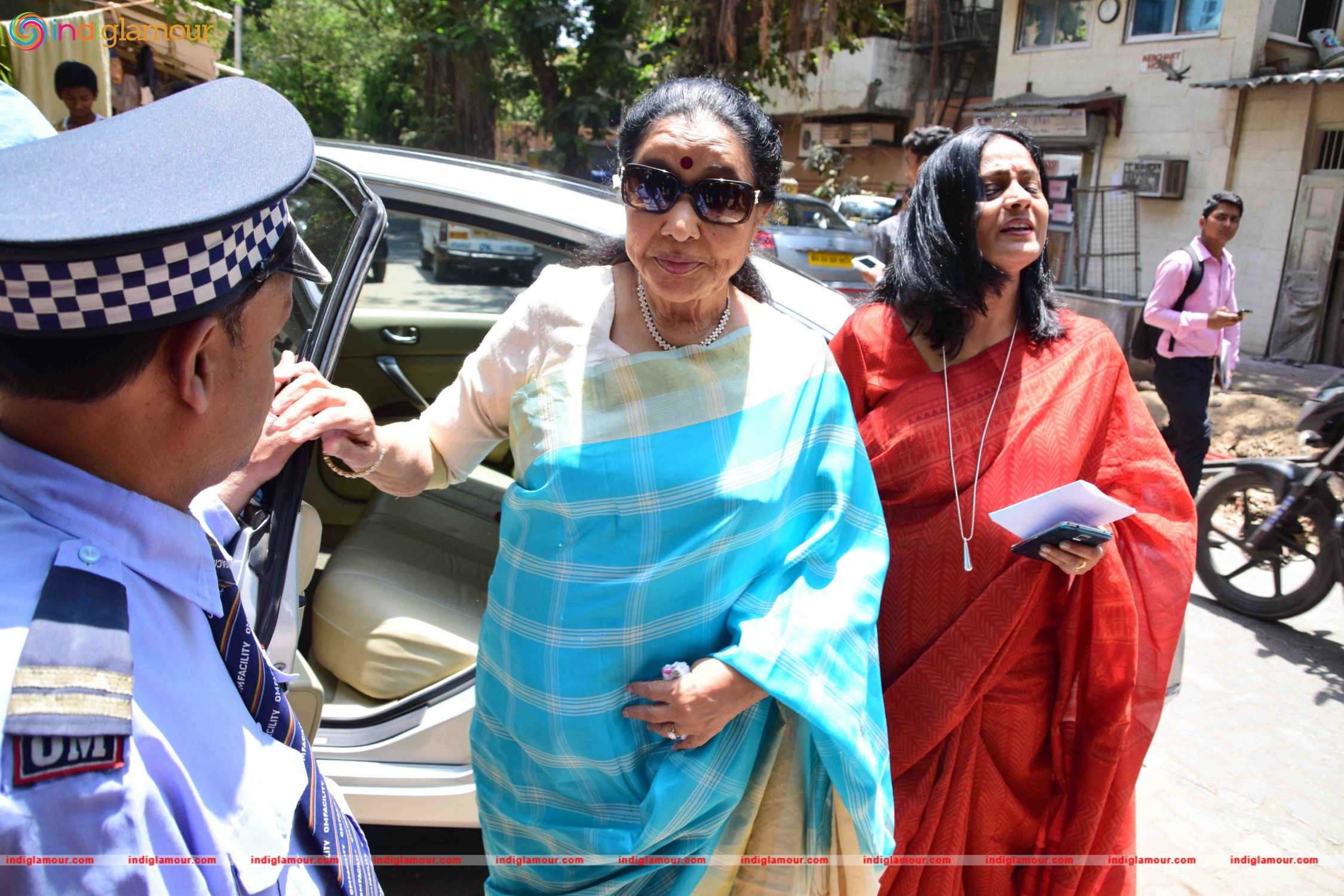 Asha Bhosle Unveil the May 2016 Issue of Society Magazine Event hd photo