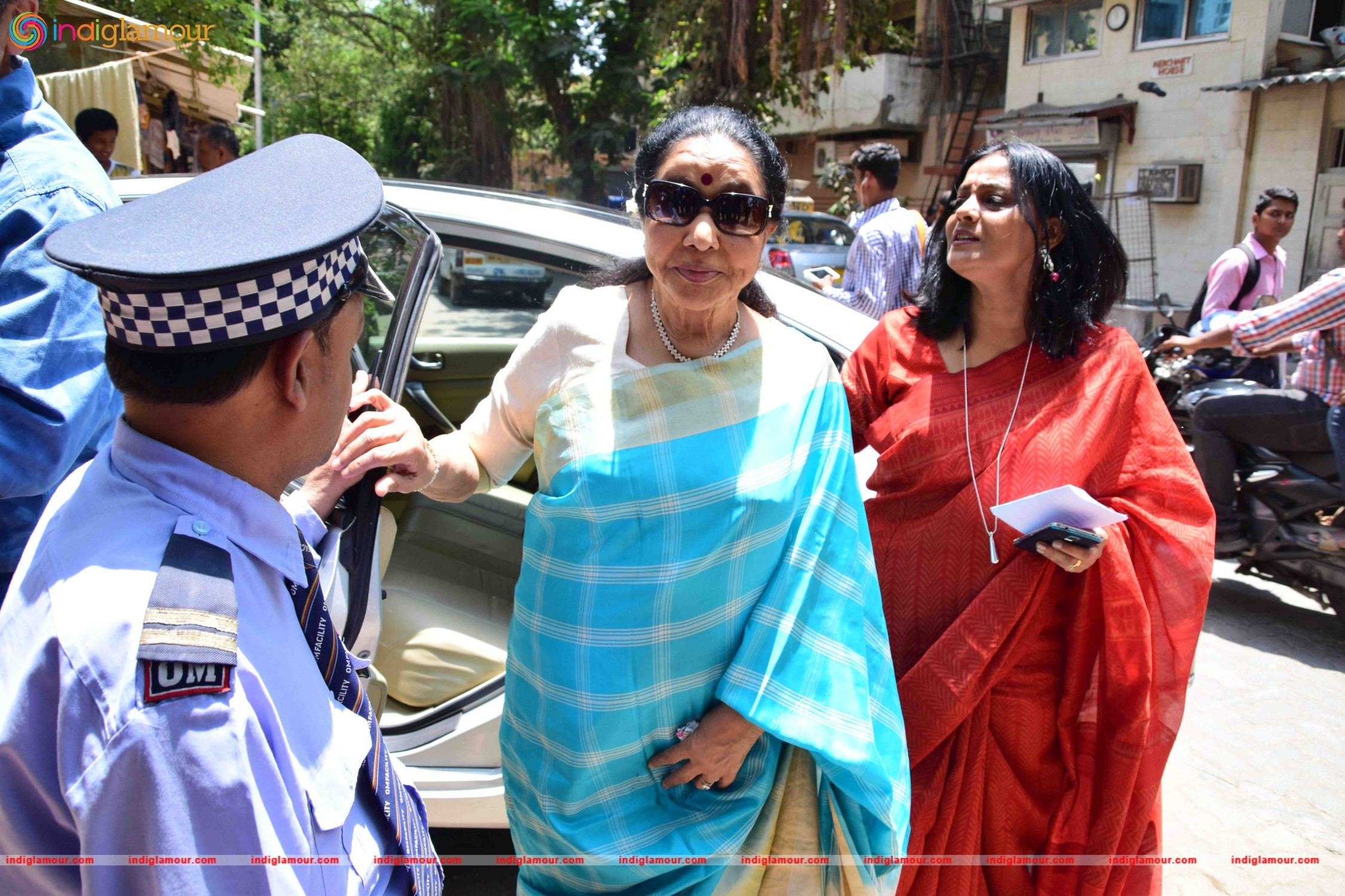 Asha Bhosle Unveil the May 2016 Issue of Society Magazine Event hd photo