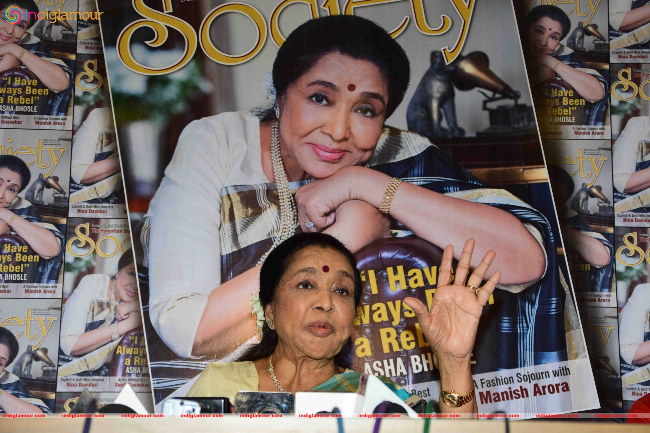Asha Bhosle Unveil the May 2016 Issue of Society Magazine Event hd photo