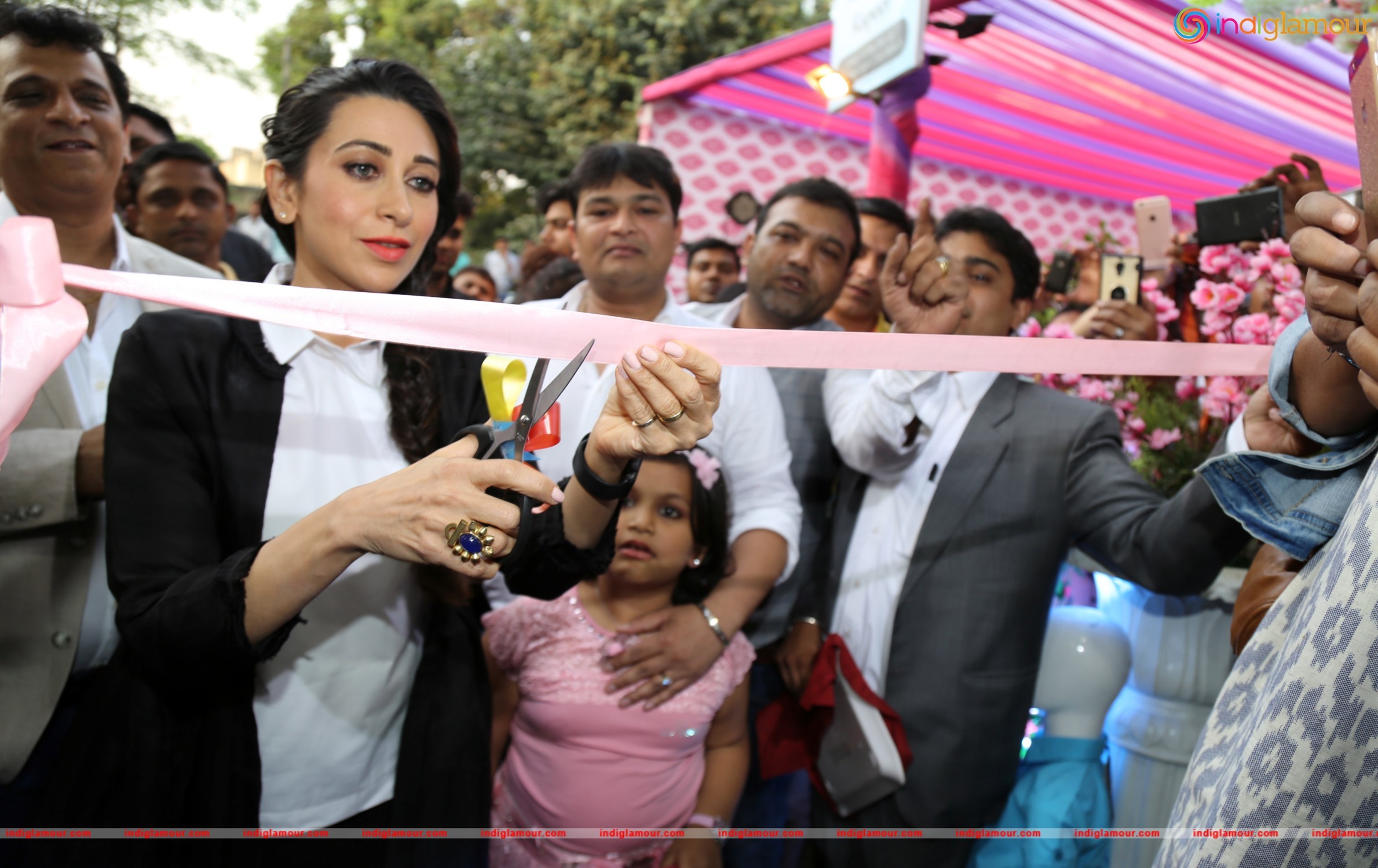 Karisma Kapoor Inaugurated Western Basics Kids Wear Store Event hd photo