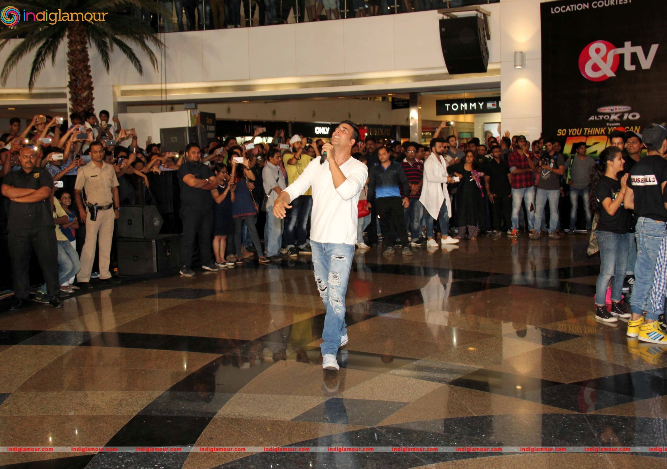 Song Launch of Taang Uthake From Film Housefull 3 at Infinity Mall Mumbai Event hd photo