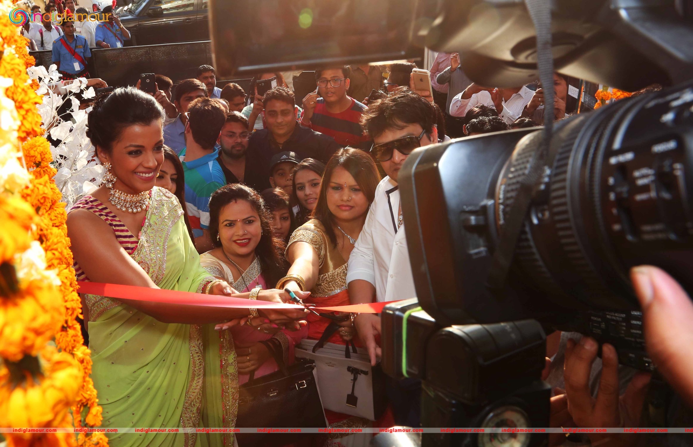 Mugdha Godse Graced the Inauguration of Western Basics Kids Fashion Wear Store Event hd photo