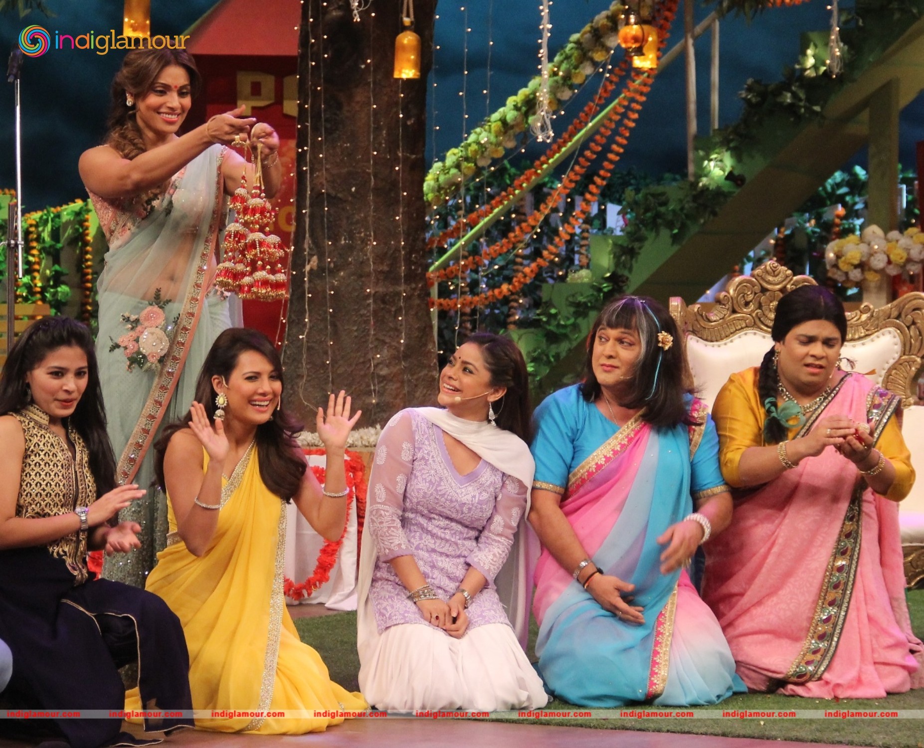 Bipasha Basu and Karan Singh Grover on The Kapil Sharma Show Event hd photo