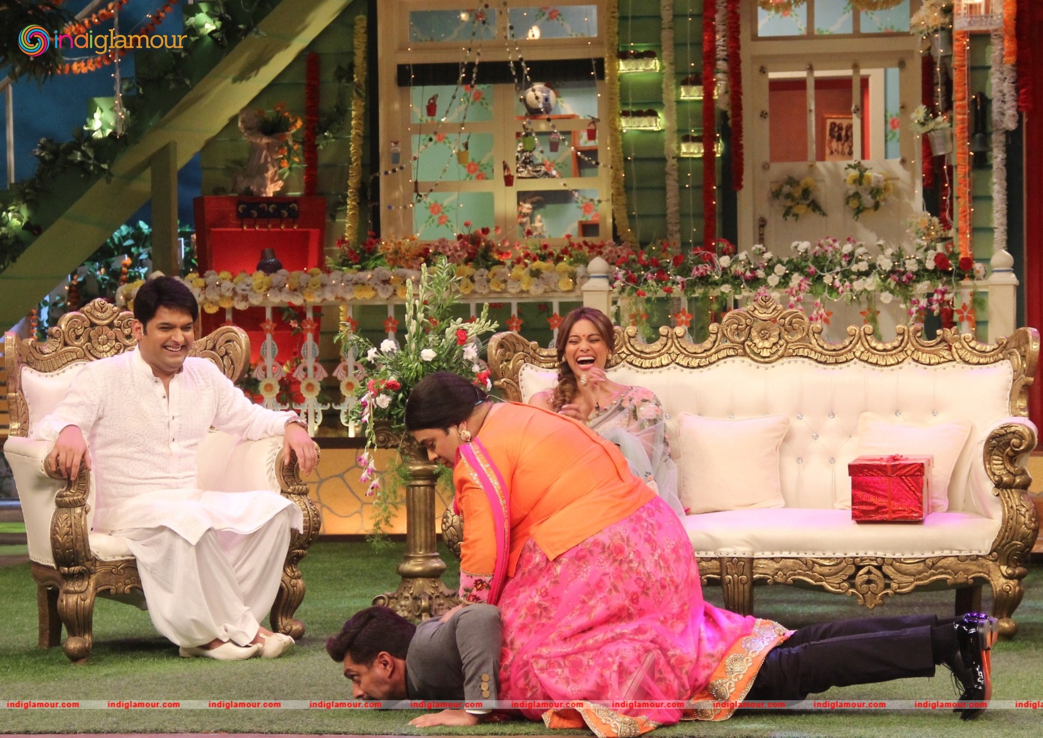 Bipasha Basu and Karan Singh Grover on The Kapil Sharma Show Event hd photo