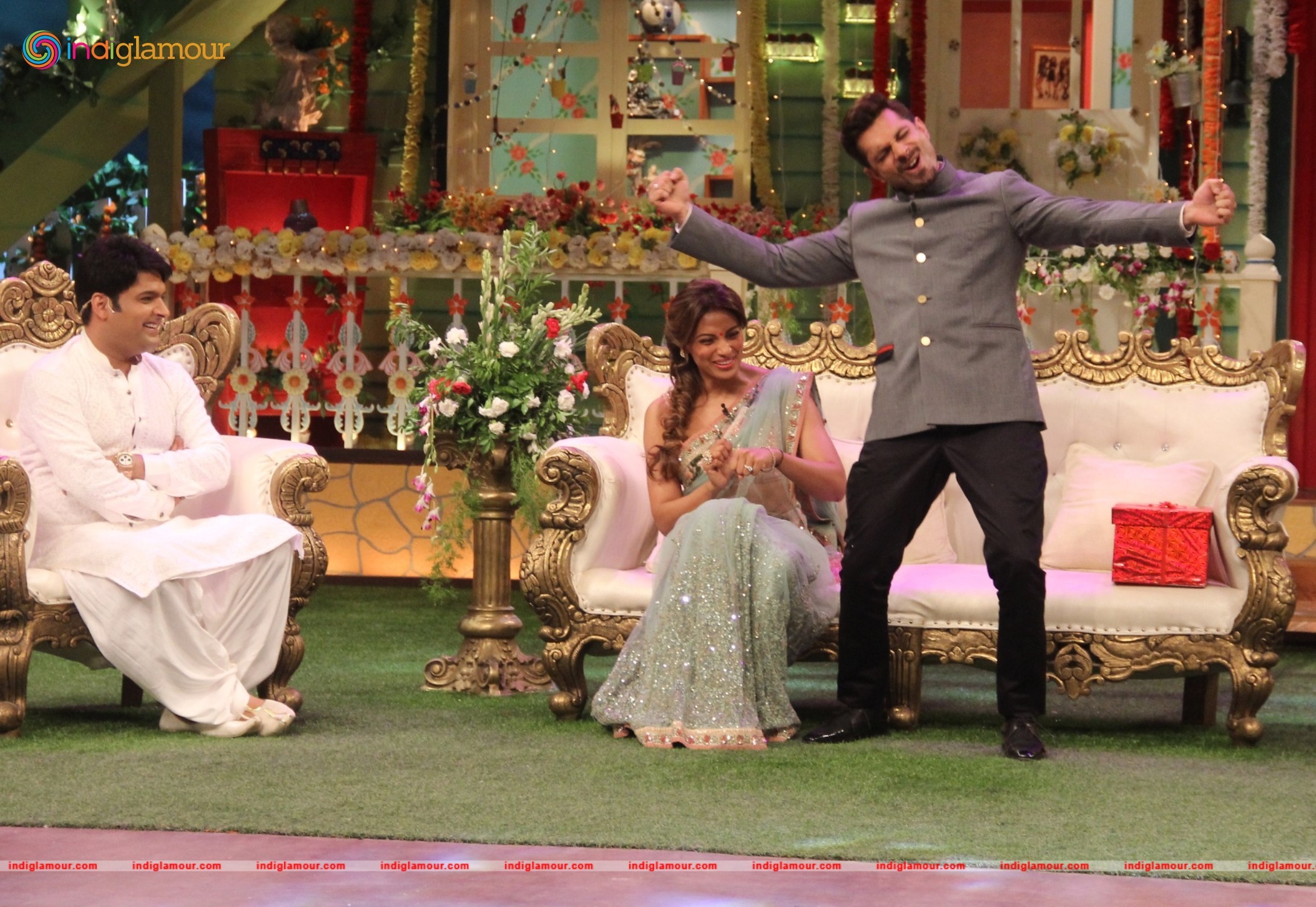 Bipasha Basu and Karan Singh Grover on The Kapil Sharma Show Event hd photo