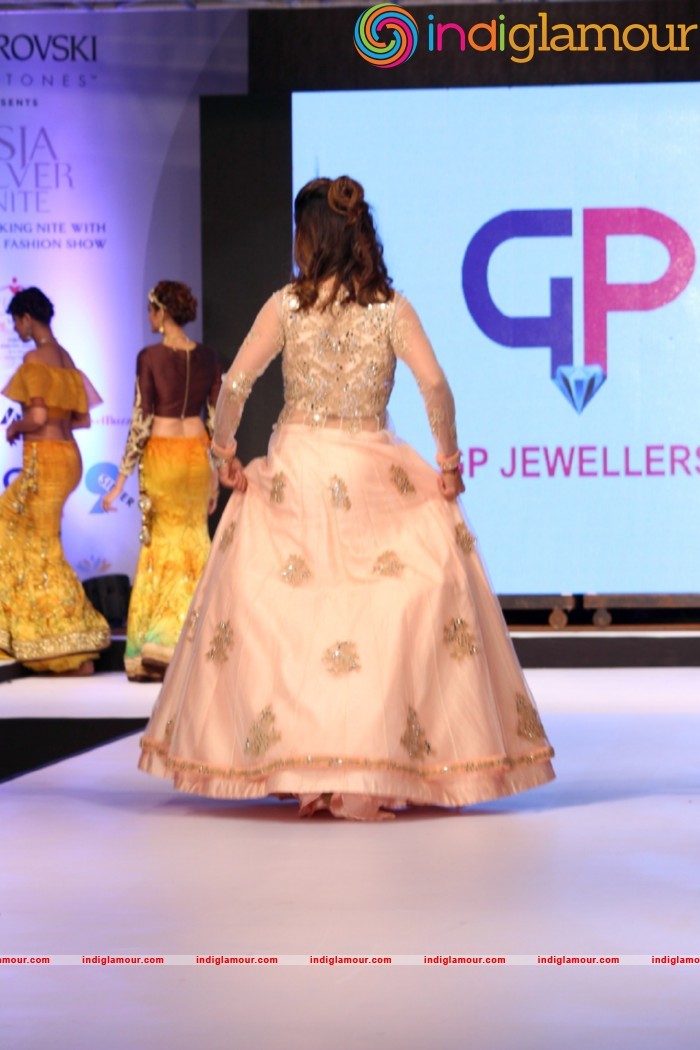 Malaika On Ramp For Archana Kochhar Ssja Silver Nite Fashion Show Event hd photo