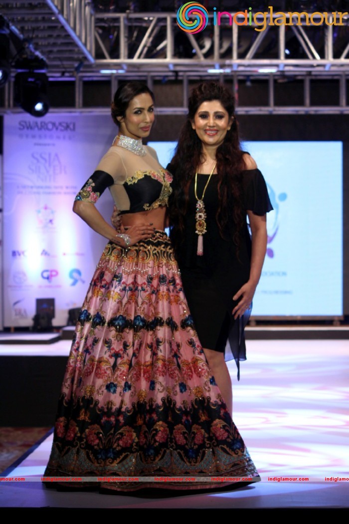 Malaika On Ramp For Archana Kochhar Ssja Silver Nite Fashion Show Event hd photo