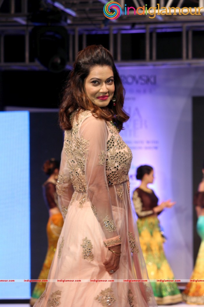 Malaika On Ramp For Archana Kochhar Ssja Silver Nite Fashion Show Event hd photo