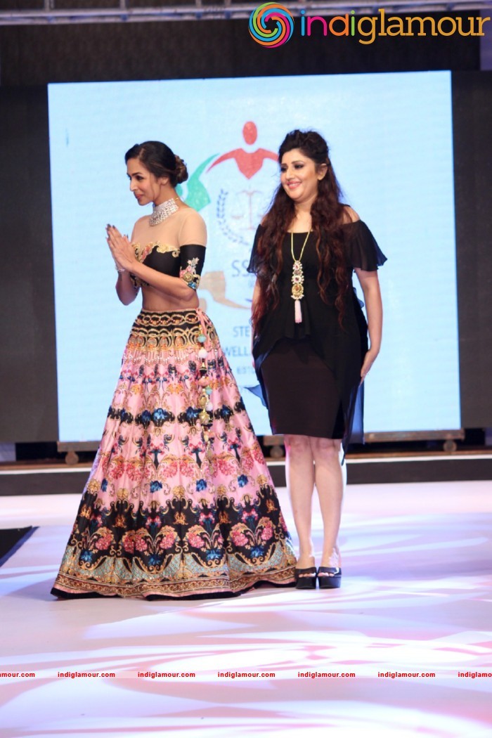 Malaika On Ramp For Archana Kochhar Ssja Silver Nite Fashion Show Event hd photo