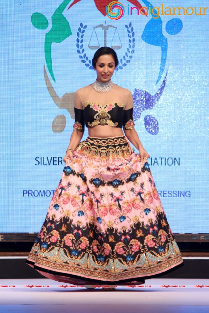 Malaika On Ramp For Archana Kochhar Ssja Silver Nite Fashion Show Event hd photo