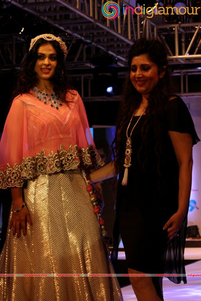Malaika On Ramp For Archana Kochhar Ssja Silver Nite Fashion Show Event hd photo