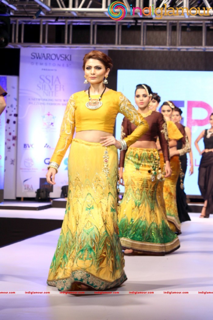 Malaika On Ramp For Archana Kochhar Ssja Silver Nite Fashion Show Event hd photo