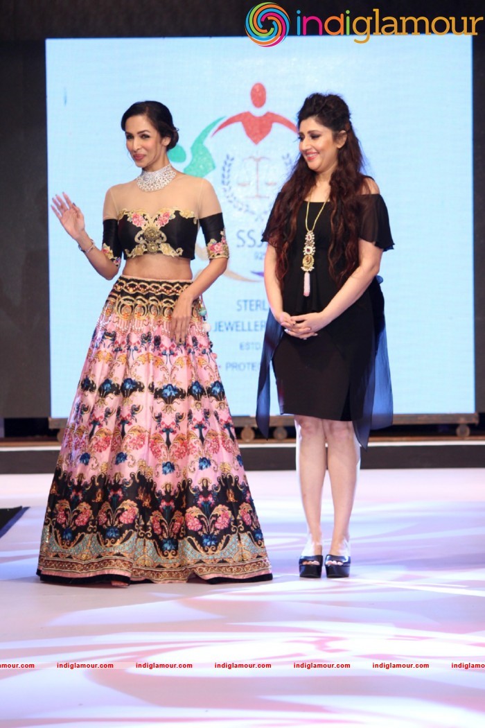 Malaika On Ramp For Archana Kochhar Ssja Silver Nite Fashion Show Event hd photo